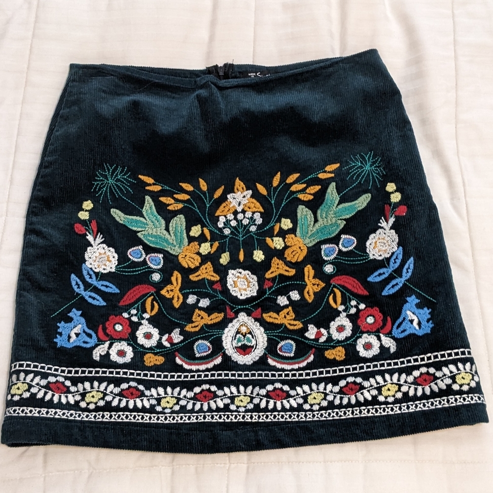 Simplee Green corduroy skirt with fun embroidery on the front size Large